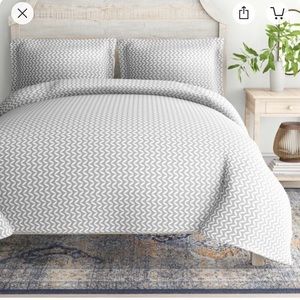 Queen gray & white duvet with shams NWOT